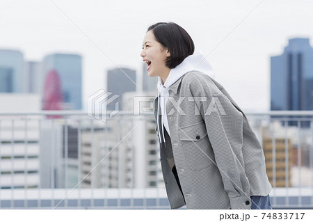 若い女性 若者 学生 若い女性 若者 学生 74833717