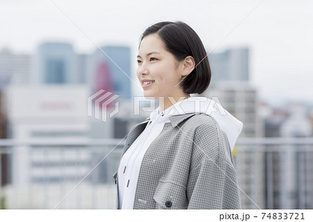 若い女性 若者 学生 74833721