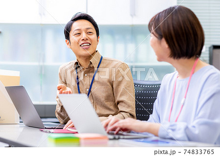 男女 ビジネス オフィス 男女 ビジネス オフィス 74833765