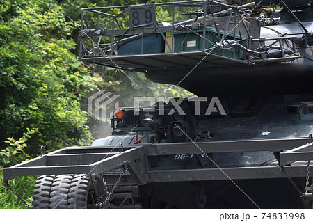 北富士演習場を走行する戦車 74833998