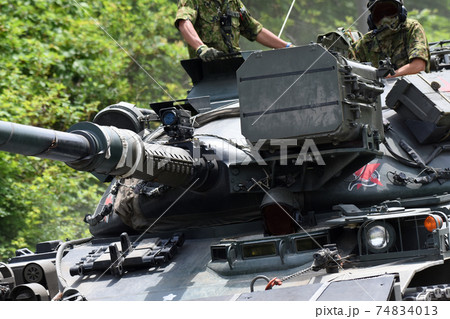 北富士演習場を走行する戦車 北富士演習場を走行する戦車 74834013