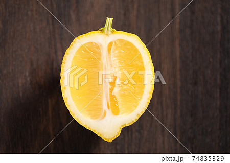 カットしたレモンの断面 74835329