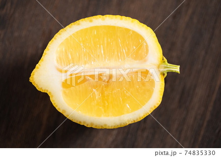 カットしたレモンの断面 74835330