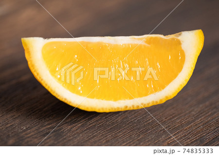 カットしたレモンの断面 74835333