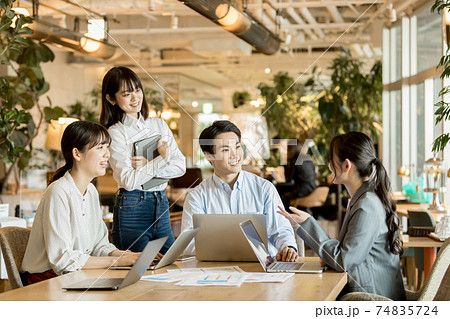 緑あふれるコワーキングスペースで打合せ 緑あふれるコワーキングスペースで打合せ 74835724