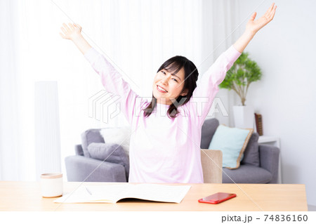 ストレッチで勉強疲れをリフレッシュする若い女性 74836160
