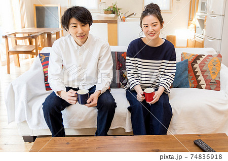 お家時間・外出自粛で映画鑑賞をする夫婦 家族 カップル お家時間・外出自粛で映画鑑賞をする夫婦 家族 カップル 74836918