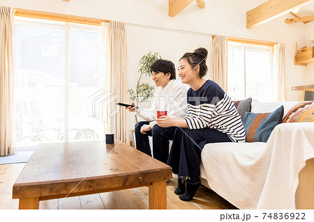 お家時間・外出自粛で映画鑑賞をする夫婦　家族　カップル 74836922