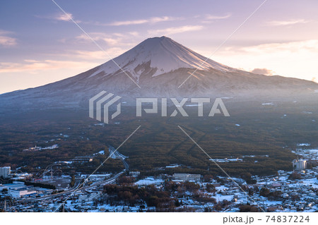 《山梨県》富士山と積雪の街並み・天上山公園の眺め 《山梨県》富士山と積雪の街並み・天上山公園の眺め 74837224