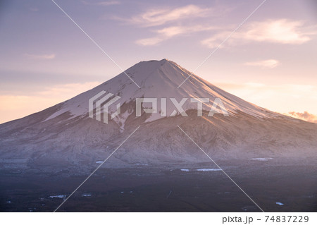 《山梨県》富士山と積雪の街並み・天上山公園の眺め 74837229