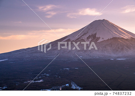 《山梨県》富士山と積雪の街並み・天上山公園の眺め 《山梨県》富士山と積雪の街並み・天上山公園の眺め 74837232