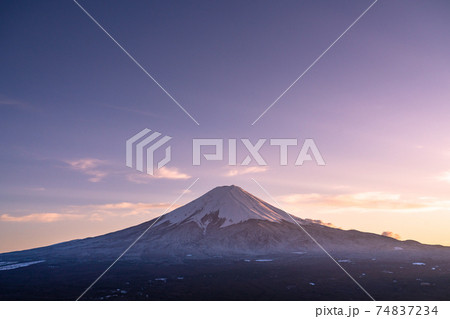 《山梨県》富士山と積雪の街並み・天上山公園の眺め 《山梨県》富士山と積雪の街並み・天上山公園の眺め 74837234