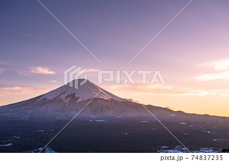 《山梨県》富士山と積雪の街並み・天上山公園の眺め 《山梨県》富士山と積雪の街並み・天上山公園の眺め 74837235
