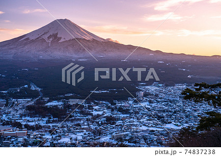 《山梨県》富士山と積雪の街並み・天上山公園の眺め 《山梨県》富士山と積雪の街並み・天上山公園の眺め 74837238