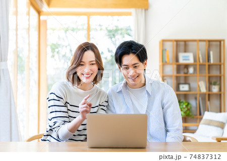 パソコンでオンライン商談をする若い夫婦 74837312
