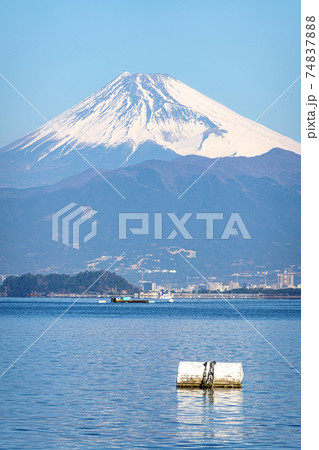 【静岡県】冠雪した富士山と駿河湾 【静岡県】冠雪した富士山と駿河湾 74837888