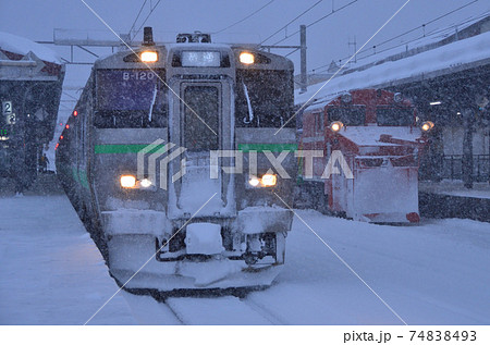 小樽駅で普通列車と並ぶラッセル車 小樽駅で普通列車と並ぶラッセル車 74838493