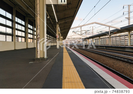 新型コロナウィルス影響下の新幹線の駅ホーム 74838793