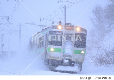猛吹雪の中を行く快速「エアポート」 猛吹雪の中を行く快速「エアポート」 74839016