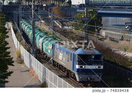 みなとみらい地区にある貨物線をそろりと通過していく石油輸送列車 74839438