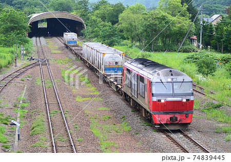 LNGタンクコンテナを積んで苫小牧へ向かう貨物列車 LNGタンクコンテナを積んで苫小牧へ向かう貨物列車 74839445