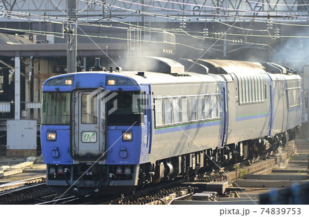 網走に向け夕刻の札幌駅を出発する特急「オホーツク」 網走に向け夕刻の札幌駅を出発する特急「オホーツク」 74839753