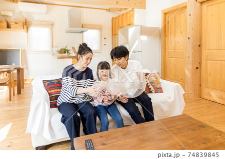 お家時間・外出自粛 自宅で遊ぶ親子 家族 お家時間・外出自粛 自宅で遊ぶ親子 家族 74839845