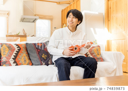 お家時間・外出自粛 自宅で歌う男性 お家時間・外出自粛 自宅で歌う男性 74839873