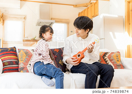 お家時間・外出自粛 自宅で歌う親子 お家時間・外出自粛 自宅で歌う親子 74839874