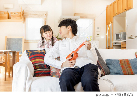 お家時間・外出自粛 自宅で歌う親子 お家時間・外出自粛 自宅で歌う親子 74839875