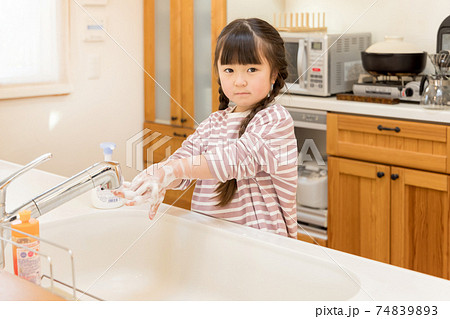 新しい生活様式 手洗いをする女の子 新しい生活様式 手洗いをする女の子 74839893