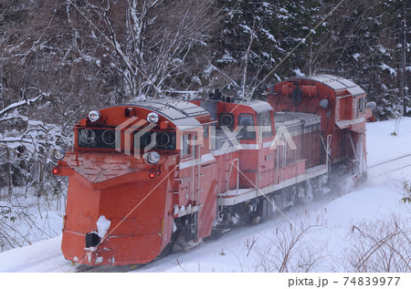 僅かな雪煙を上げて走り去るラッセル機関車(後追い) 僅かな雪煙を上げて走り去るラッセル機関車(後追い) 74839977