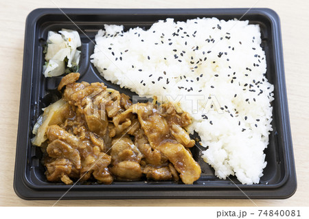 美味しい豚肉生姜焼き弁当 74840081