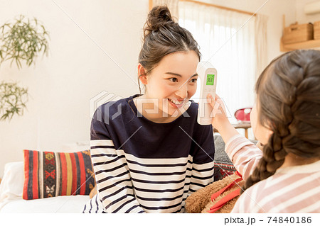 非接触体温計で検温する女の子　 74840186