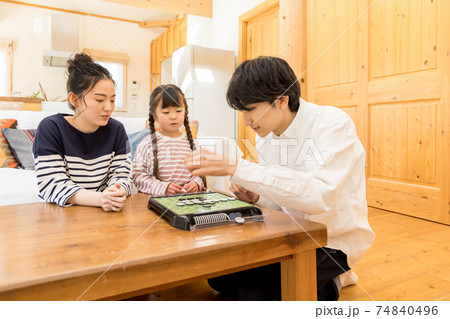 お家時間・外出自粛　自宅でオセロを楽しむ親子　家族 74840496