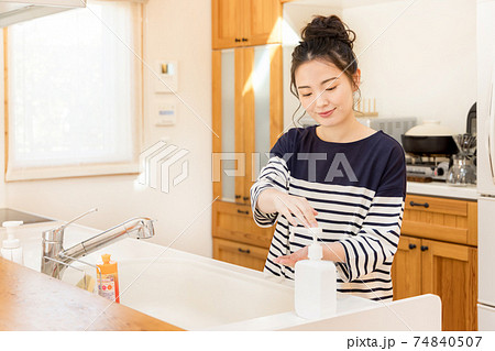 新しい生活様式　手洗いをする女性 74840507