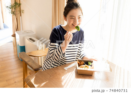 デリバリー弁当を食べる女性 74840731