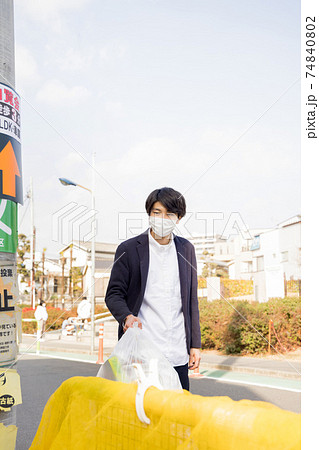 ゴミ出しをする男性 74840802