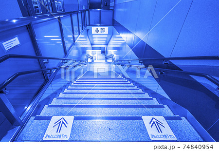 京王電鉄　京王井の頭線　井の頭線 　駅ホーム　ホーム　ブルー　階段 74840954