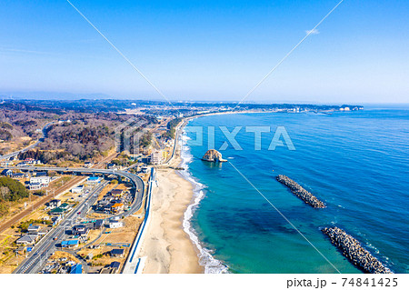 冬の磯浜海岸と遠方の二ツ島（茨城県北茨城市） 74841425