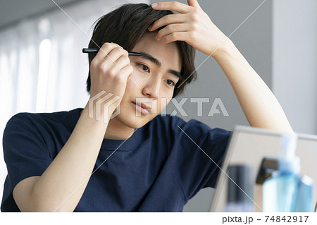 眉を描く若い男性 メンズメイク イメージ 眉を描く若い男性 メンズメイク イメージ 74842917