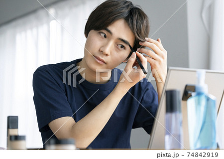 眉を描く若い男性　メンズメイク　イメージ 74842919