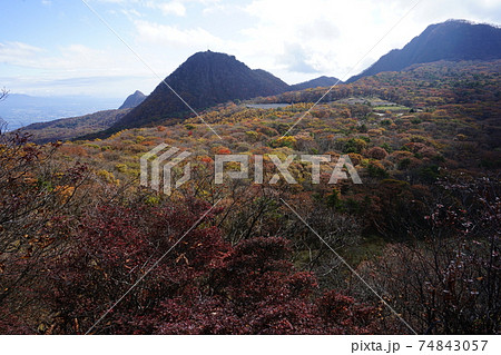 渋川市　榛名山　臥牛山から見る秋の榛名高原　二ツ岳 74843057
