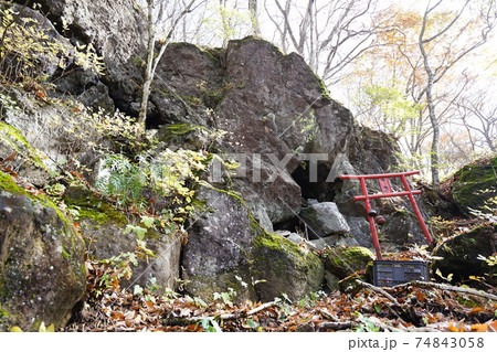 群馬県　榛名山　榛名山の烏帽子ケ岳山頂近くの鳥居　 74843058