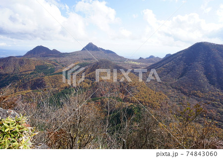 群馬県　榛名山　榛名山の烏帽子ケ岳山頂から相馬山方面を見る 74843060