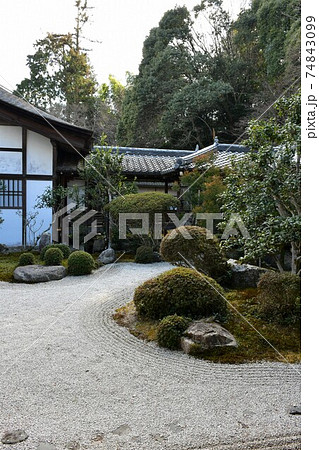 冬の西教寺 74843099