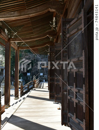 冬の西教寺 74843141