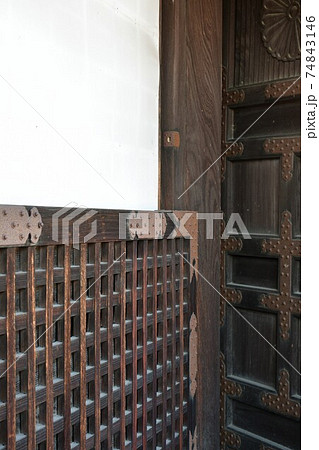 冬の西教寺 74843146