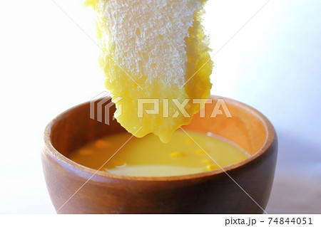 粒入りコーンスープに浸かった食パン ディップ パン コーンポタージュ 74844051