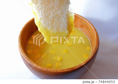 粒入りコーンスープに浸かった食パン ディップ パン コーンポタージュ 粒入りコーンスープに浸かった食パン ディップ パン コーンポタージュ 74844053